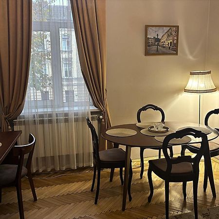 Glorious Apartment Near The Old City Lviv Bagian luar foto