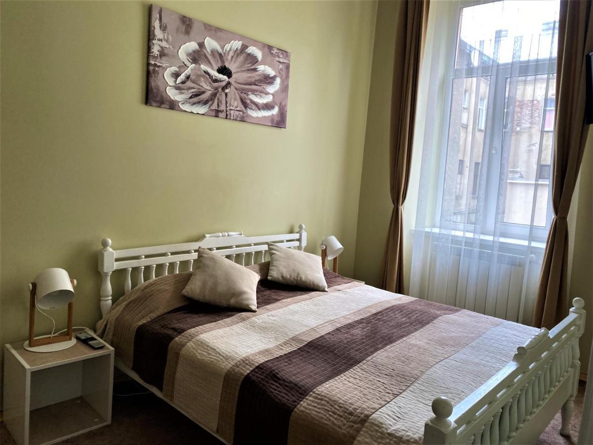 Glorious Apartment Near The Old City Lviv Bagian luar foto